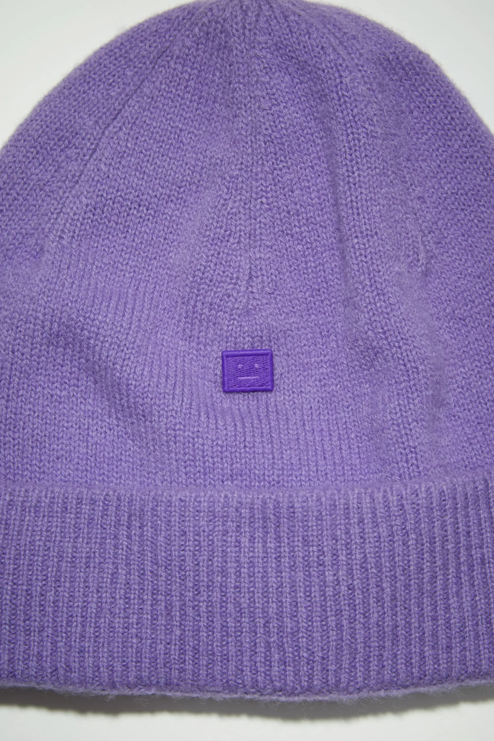 Beanie Mit Micro-Face-Aufnaher