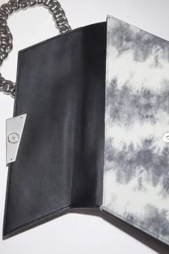 Deformierte Handtasche