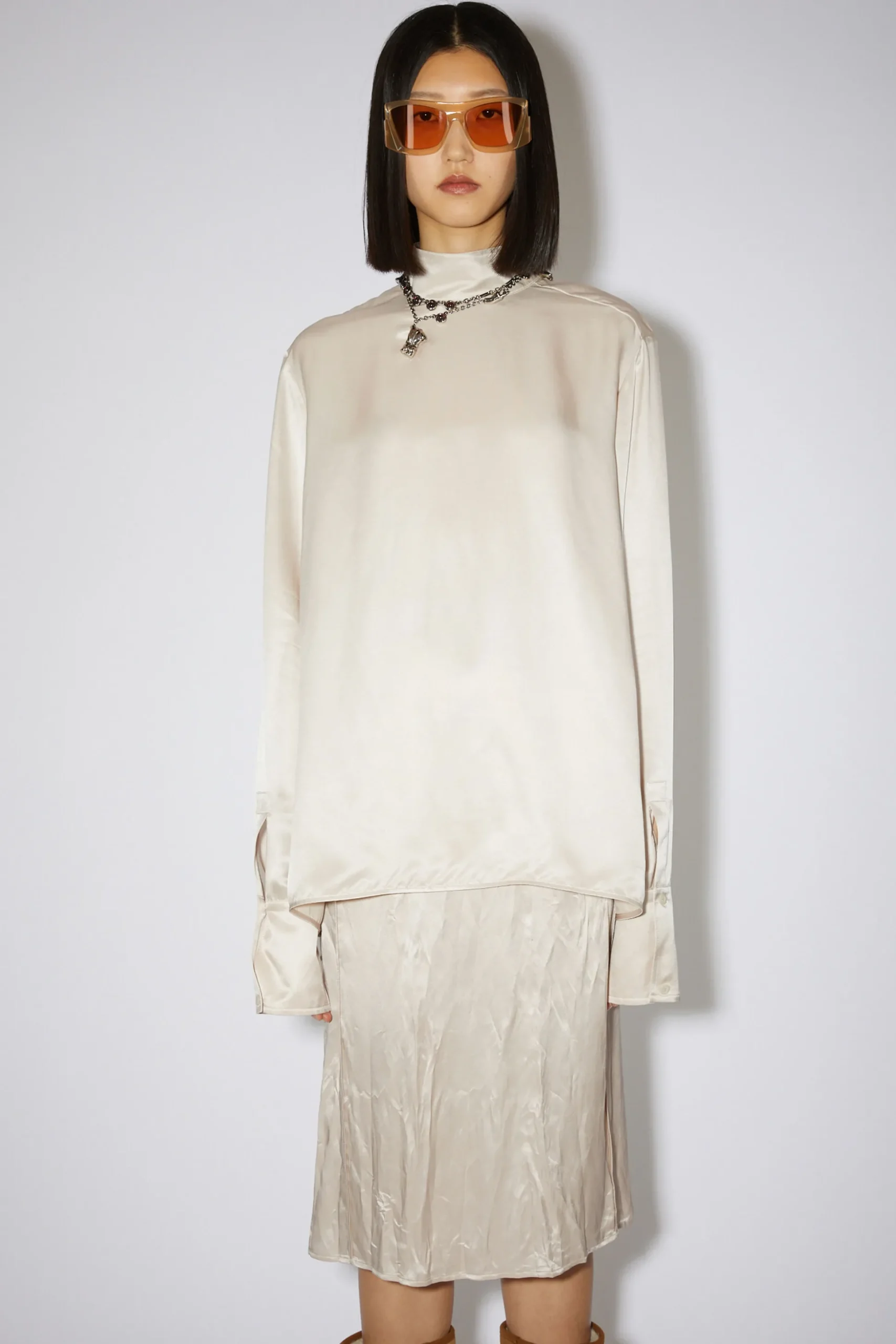 Figurnahes Satin-Hemd