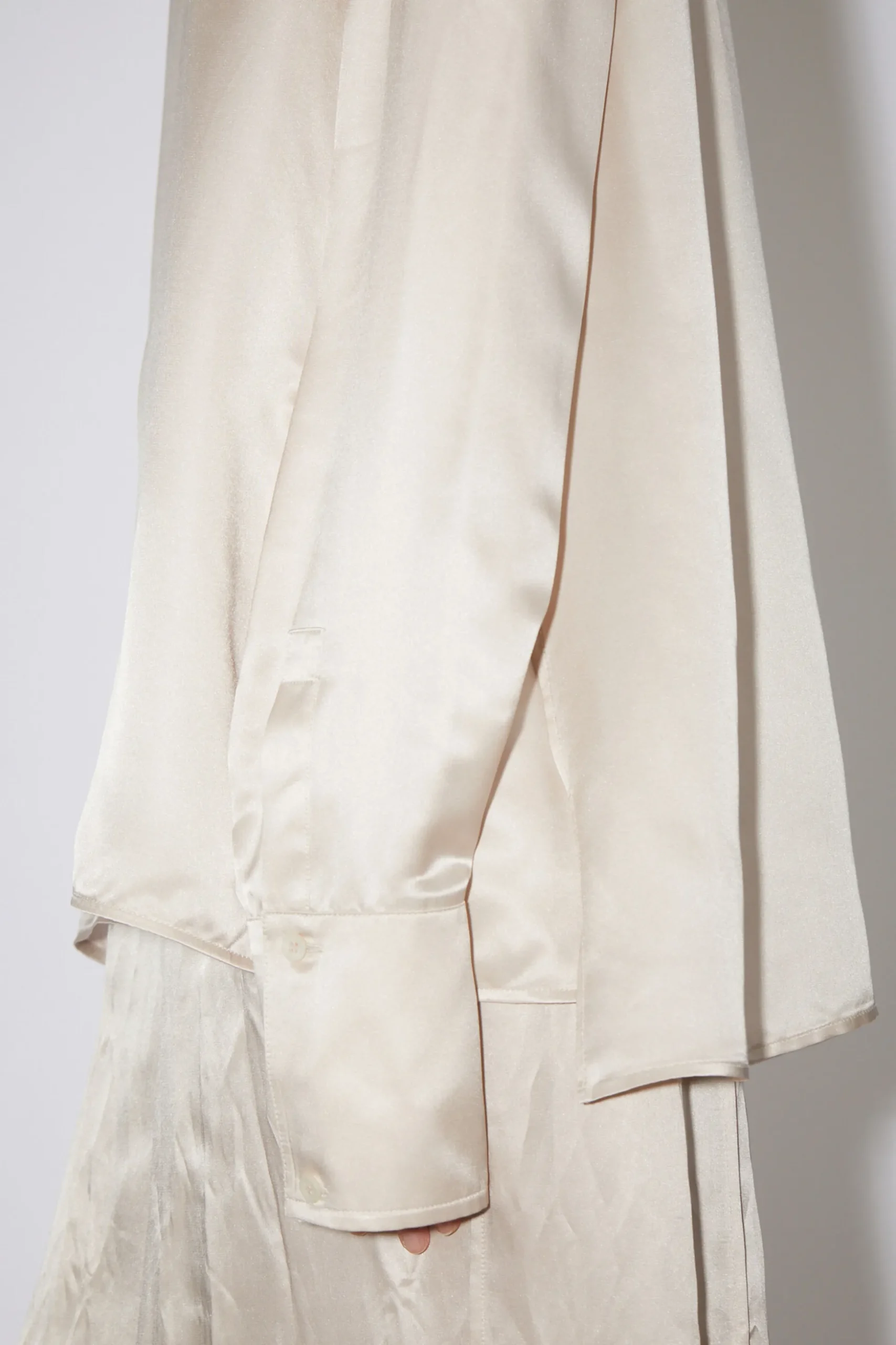 Figurnahes Satin-Hemd