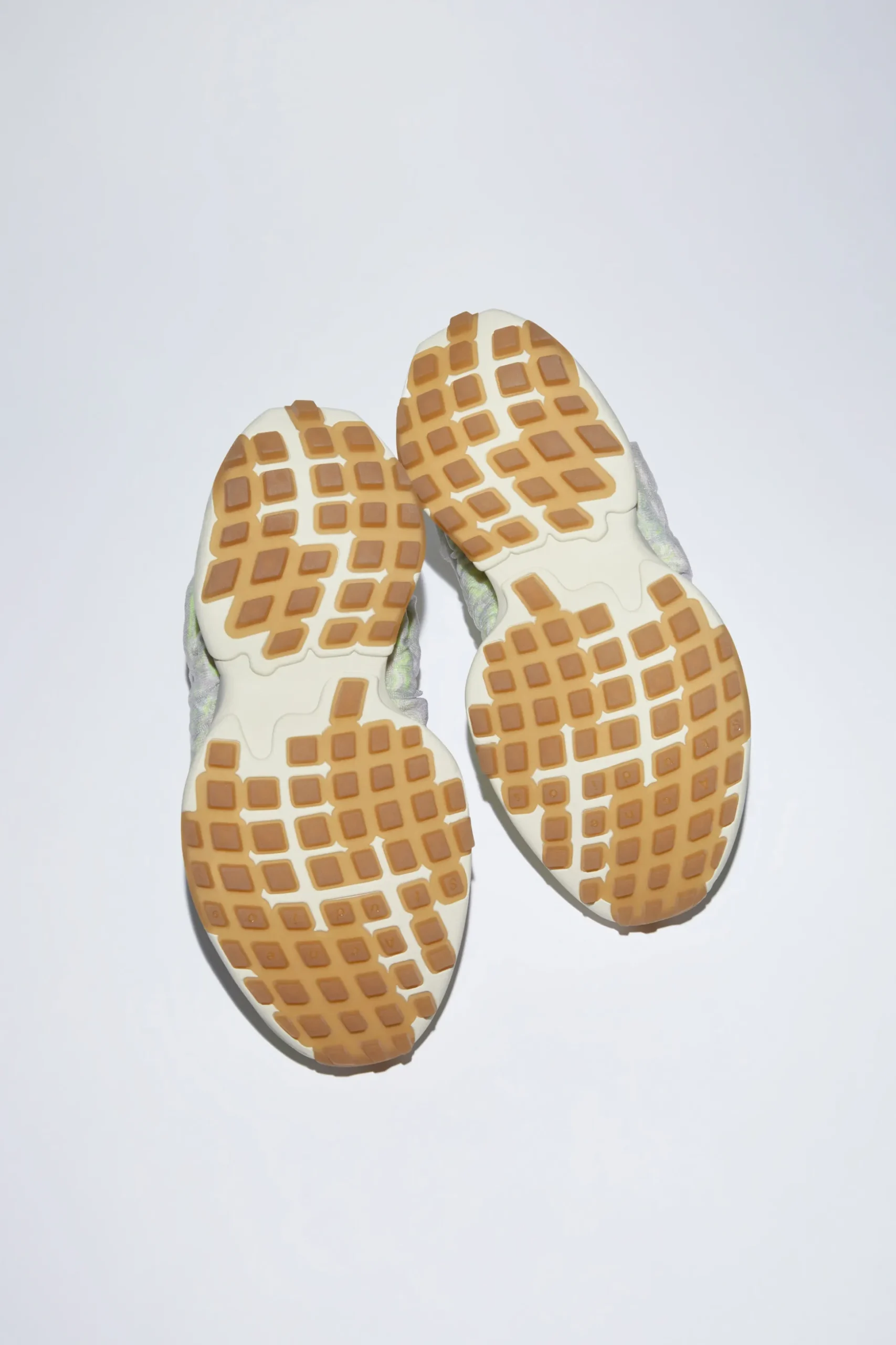 Gestrickte Sneakers Zum Schnuren
