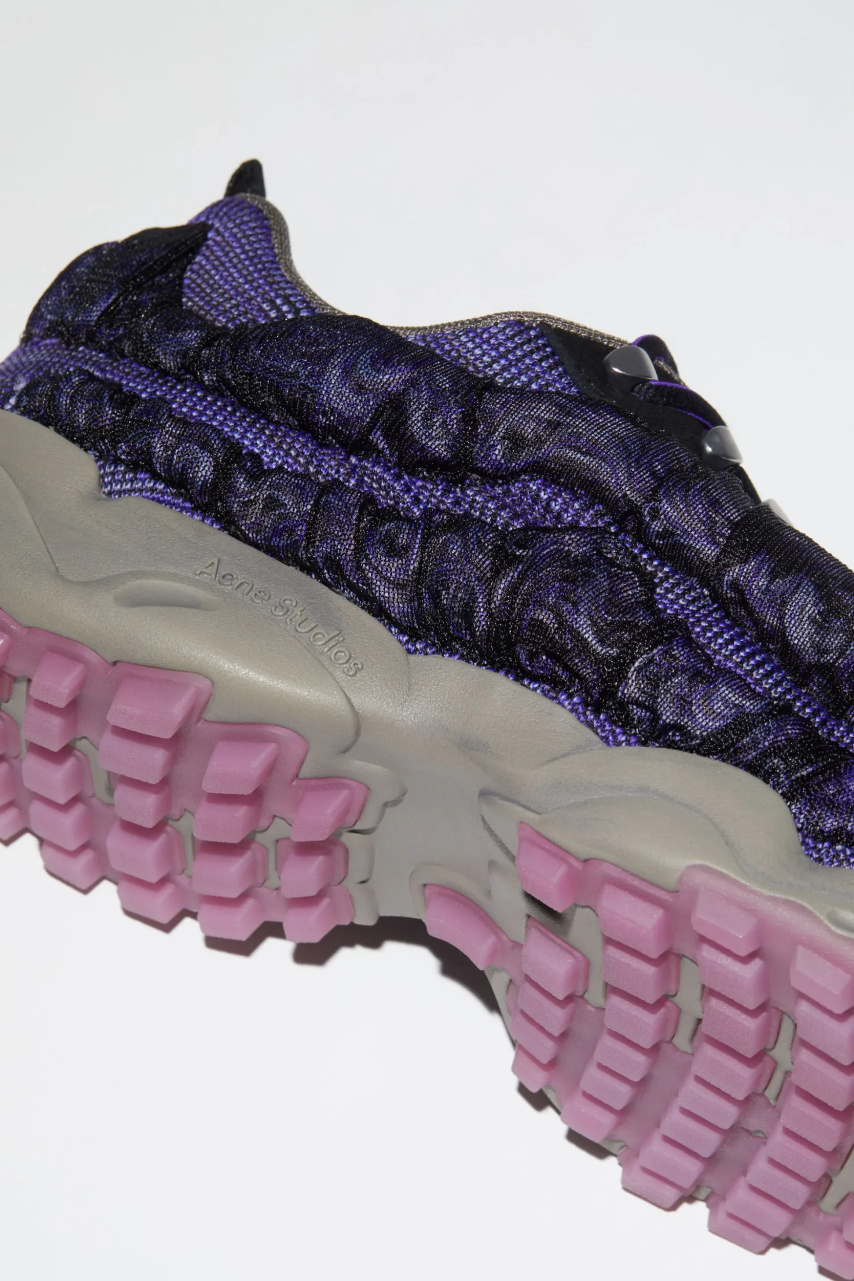 Gestrickte Sneakers Zum Schnuren