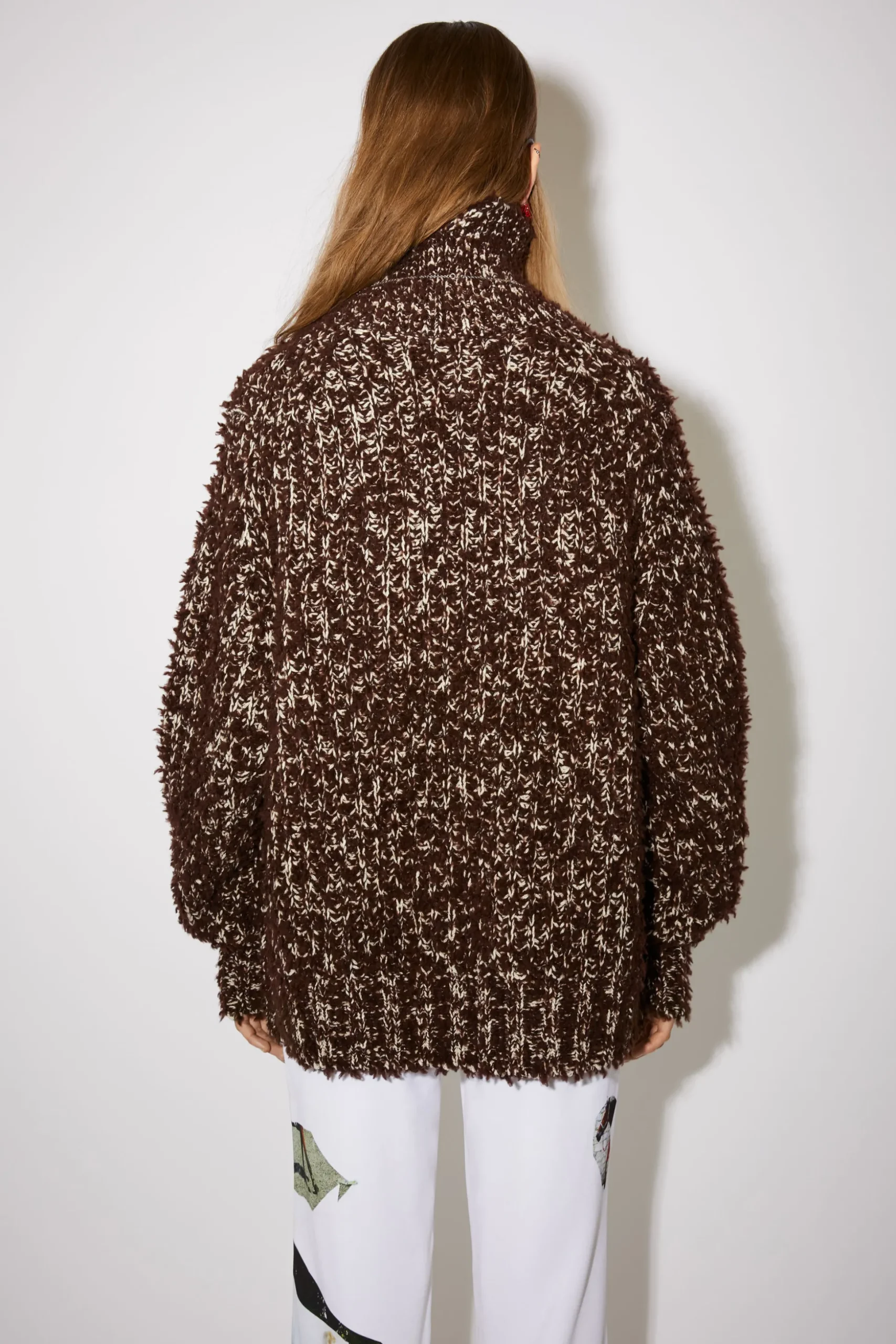 Getufteter Wollpullover Mit Hohem Kragen