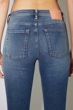 Jeans In Enger Passform