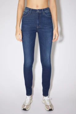 Jeans In Enger Passform
