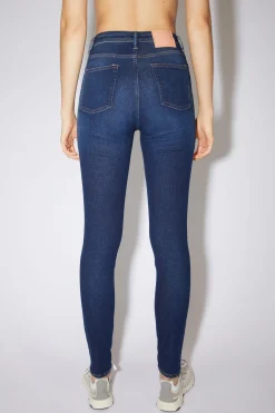 Jeans In Enger Passform