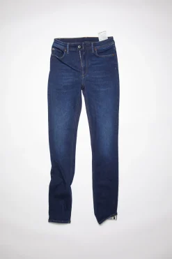 Jeans In Enger Passform