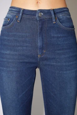 Jeans In Enger Passform