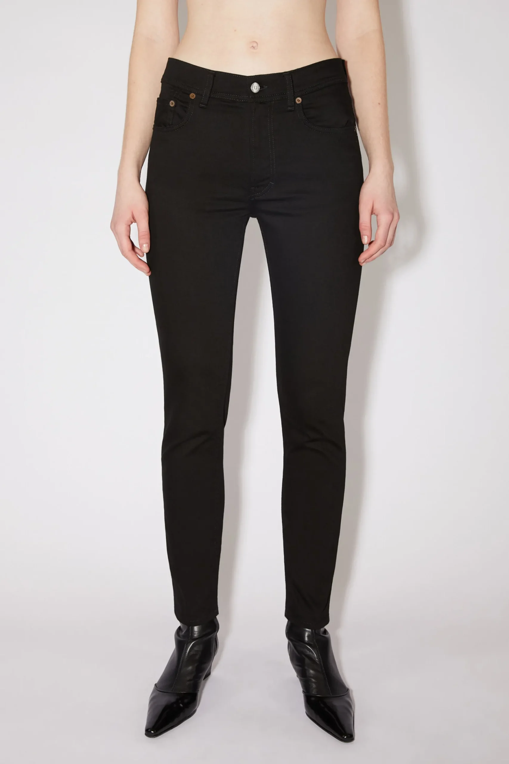 Jeans Mit Schmal Zulaufendem Bein