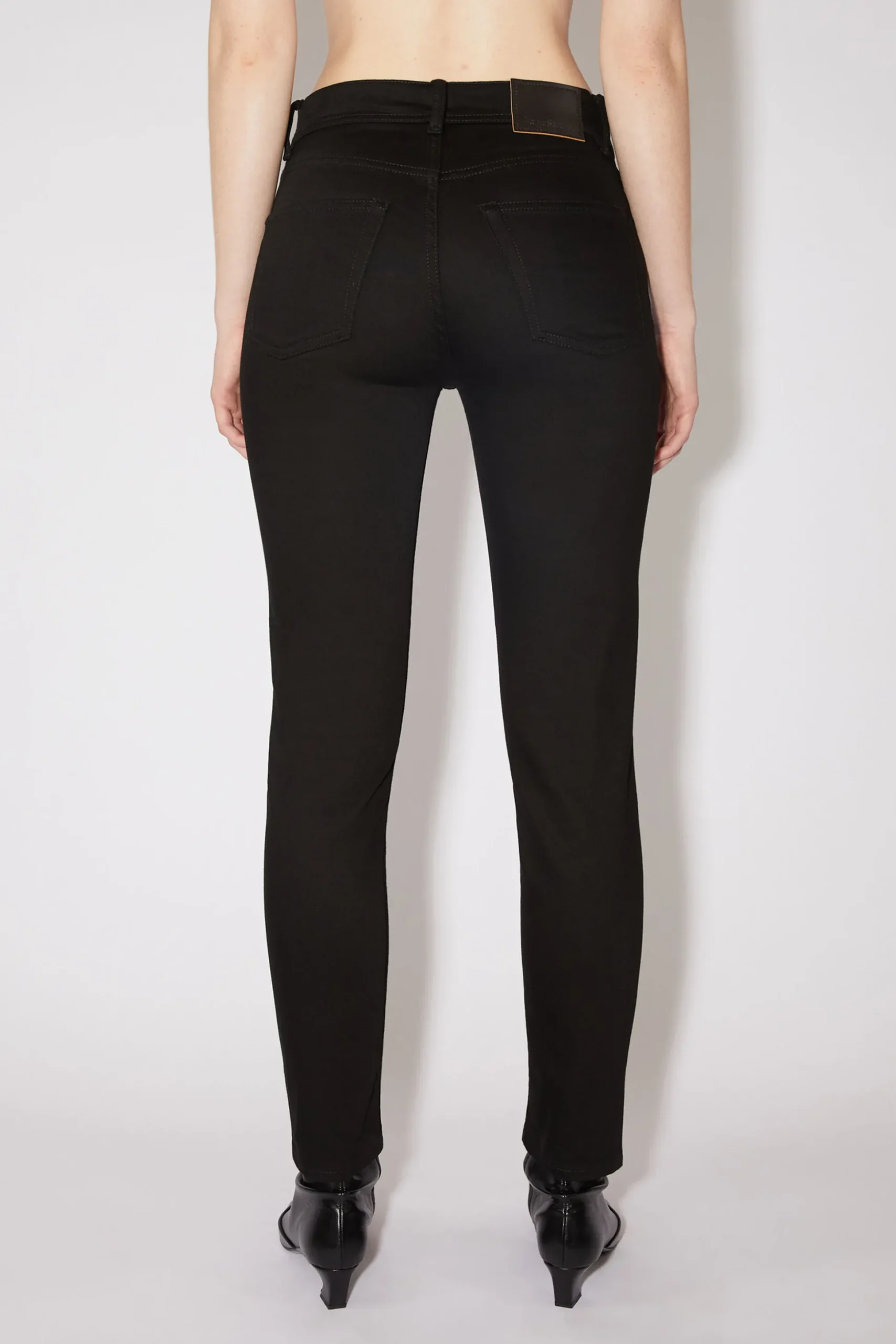 Jeans Mit Schmal Zulaufendem Bein
