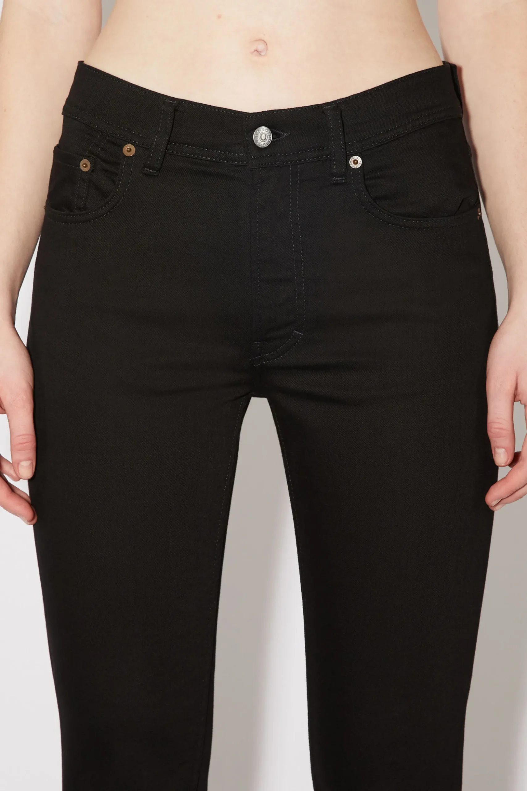 Jeans Mit Schmal Zulaufendem Bein