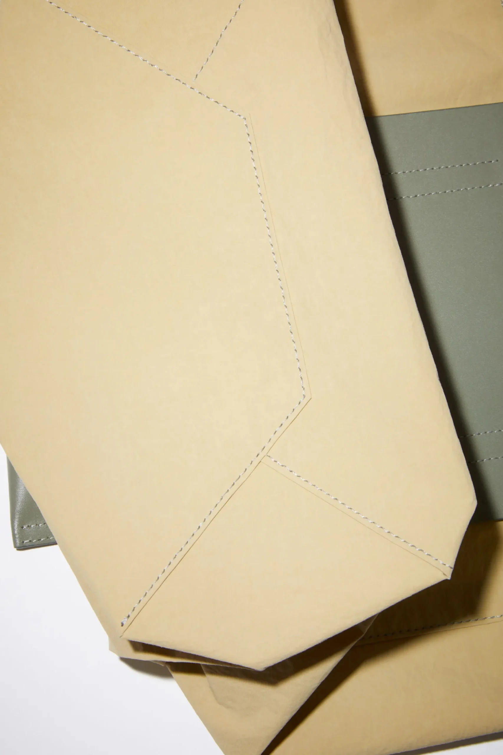 Papierartige Tote Aus Recyceltem Nylon